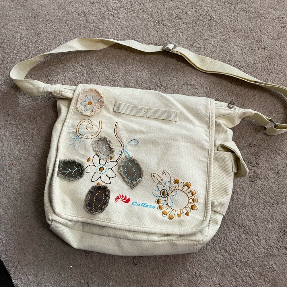 Calleto messenger style bag with many pockets
